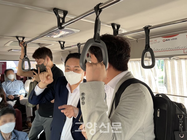 원희룡 국토교통부 장관이 25일 일산 백석동에서 1000번 버스를 타고 광화문으로 가고 있다. 

