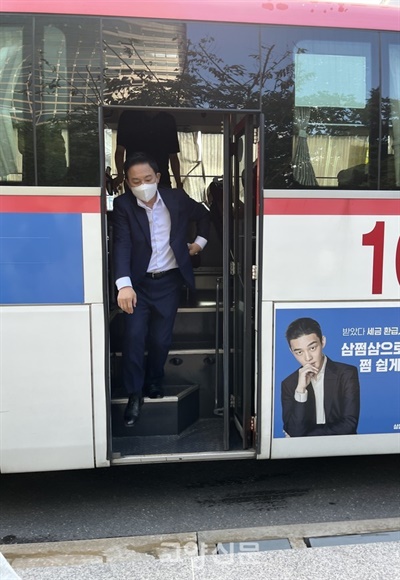 원희룡 장관이 1시간 동안 입석으로 버스를 타고 광화문에서 내렸다.

