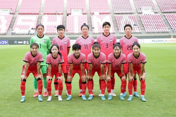 한국 여자 대표팀 벨 감독이 이끄는 한국 대표팀이 2022 동아시안컵 대만전에 앞서 기념 촬영을 하고 있다. 