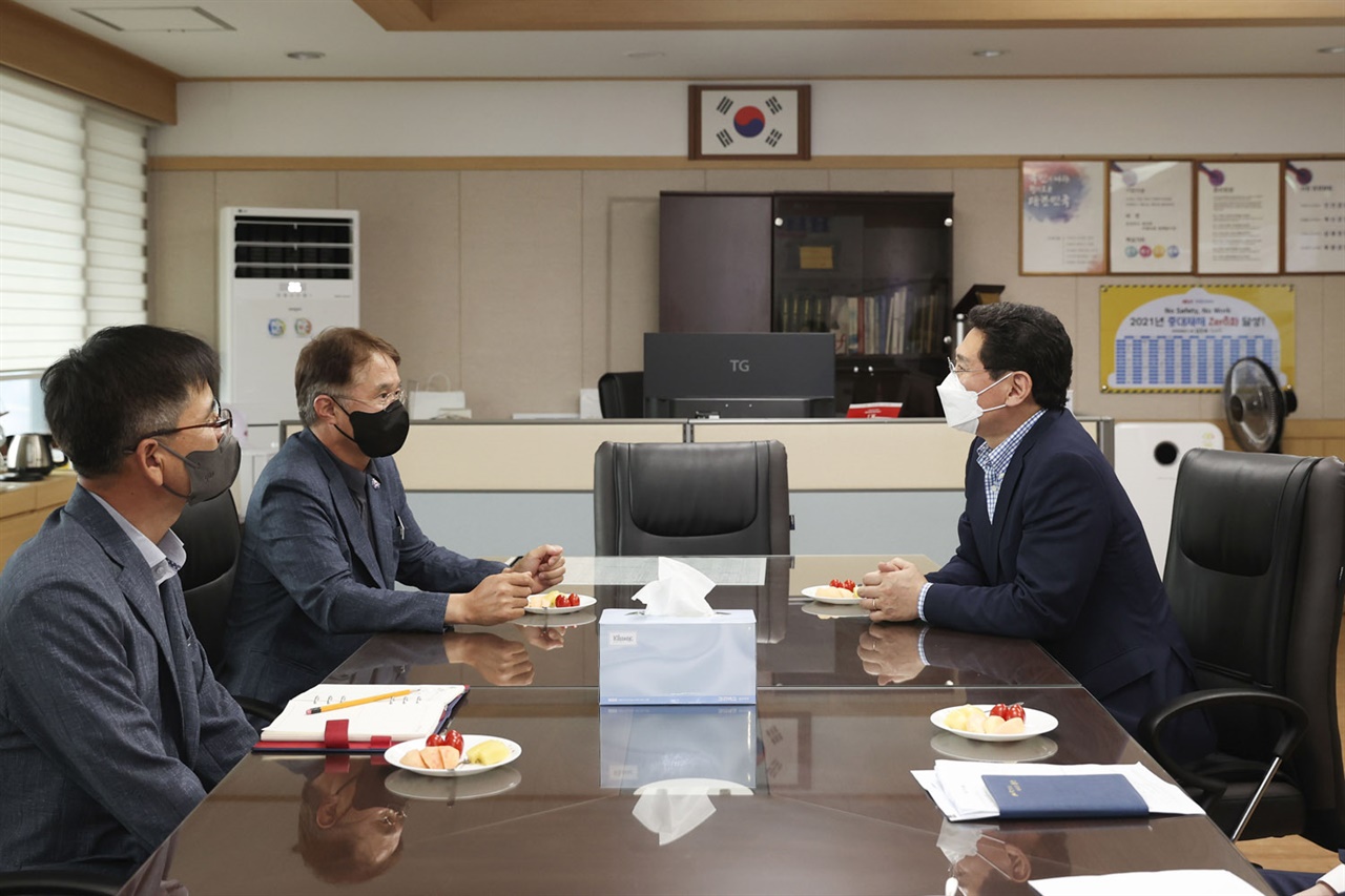 이상일 용인시장이 한국도로공사 수원지사 관계자들을 만나 반도체고속도로에 대해 설명하고 있다.