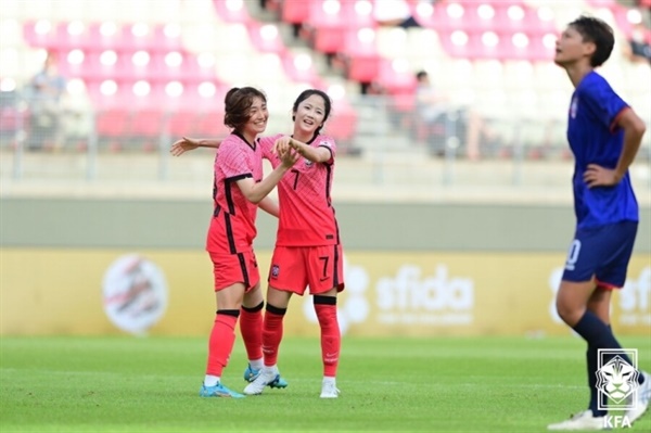 이민아 한국 대표팀의 미드필더 이민아가 동아시안컵 대만전에서 멀티골을 터뜨리며, 4-0 대승을 이끌었다.