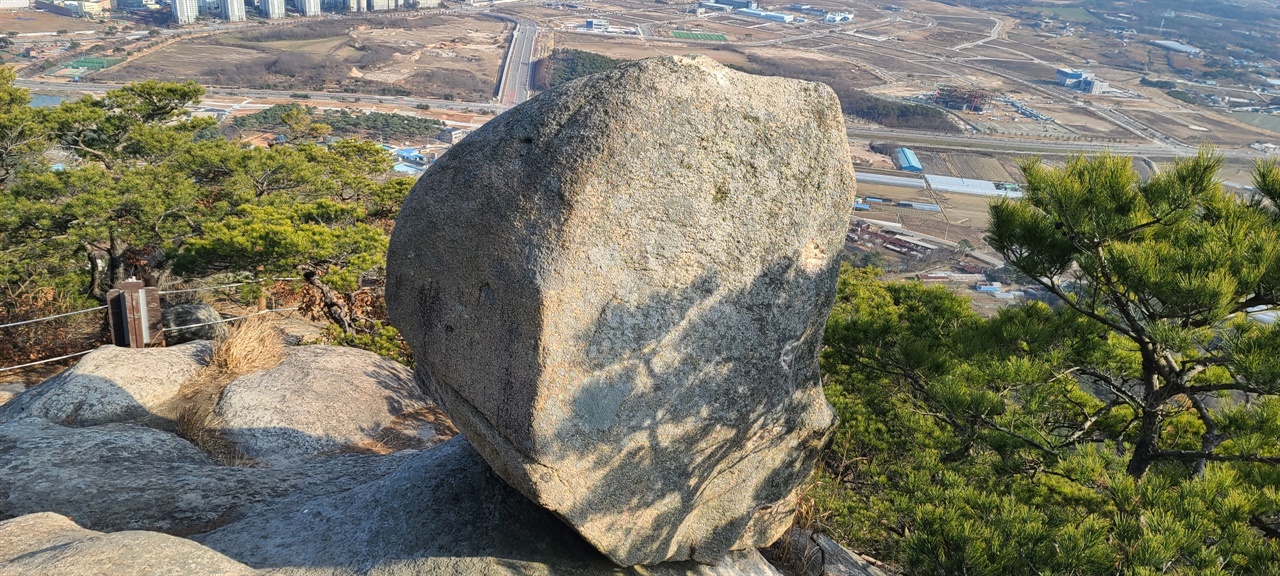 충남 홍성군 용봉산 최영장군 활터 7-8부 능선에 있는 바위. 해당 바위에서도 훼손의 흔적이 발견됐다. 