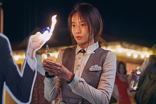  드라마에서 고전했던 윤아는 <공조>와 <엑시트>로 무려 1720만 관객을 동원했다.