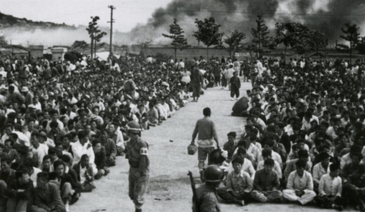 1948년 10월 26일에 여수서국민학교에서 부역 혐의자를 색출하는 장면. 사진 오른쪽 대열의 사람들이 부역 혐의자로 11월 1일에 처형되었다. 이 사진은 당시 호남신문사 사진 기자였던 이경모 씨가 촬영하였다. 