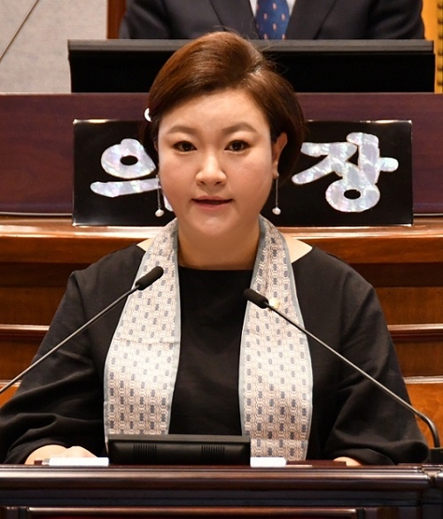 강남구의회 김현정 의원이 27일 5분발언을 통해 강남구청장의 화려한 취임식을 꼬집었다.
