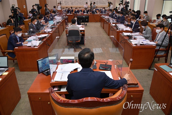 28일 오전 서울 여의도 국회에서 열린 법제사법위원회 전체회의에서 김도읍 위원장이 의사봉을 두드리고 있다.