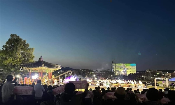 지난 6월 홍주국악관현악단은 홍주읍성에서 연주회를 열어, 코로나19로 지친 지역주민들에게 즐거움을 선사한 바 있다. 