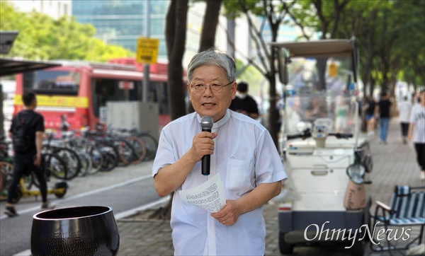  28일 오후 대전 둔산동 파리바게뜨 갤러리아점 앞에서 열린 '파리바게뜨 노동자지지 SPC그룹 노동탄압 중단 사회적 협약 이행 촉구 대전·세종·충남 종교인 평화기도회'. 사진은 여는 발언을 하고 있는 남재영(파리바게뜨 대전지역행동 상임대표) 목사.