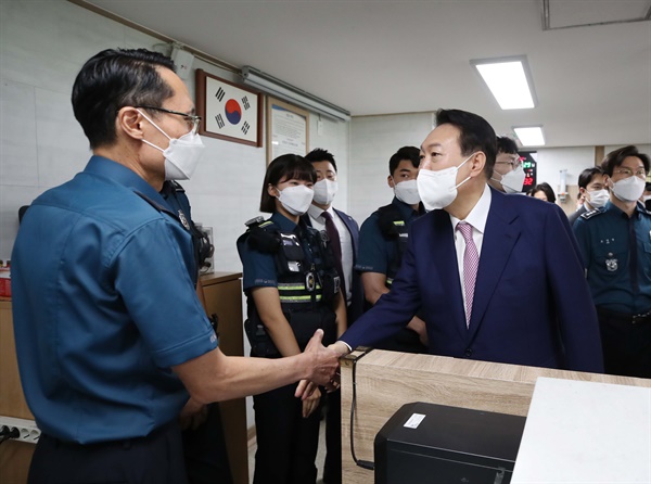  윤석열 대통령이 29일 오전 서울 서대문구 신촌지구대를 방문, 폭염 속 민생치안 활동에 여념이 없는 경찰관들을 격려하고 있다. 