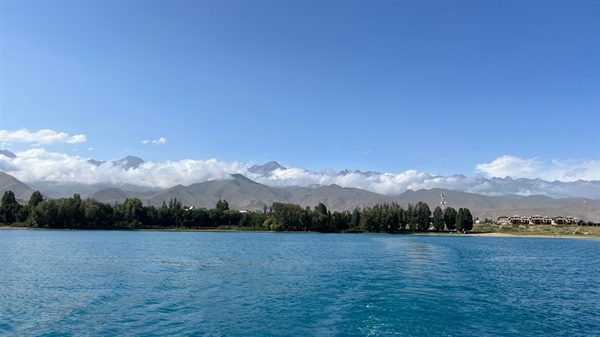 이식쿨 호수는 해발 1,600여미터에 위치한 세계에서 두 버ㄴ째 큰 산정 호수이다.