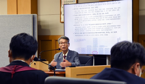 지난 7월 26일 제주지법에서는 4·3 수형 희생자 68명에 대한 특별재심 개시 여부를 결정하기 위한 두 번째 심문기일이 열렸다. 증인으로 출석한 김종민 위원 모습.