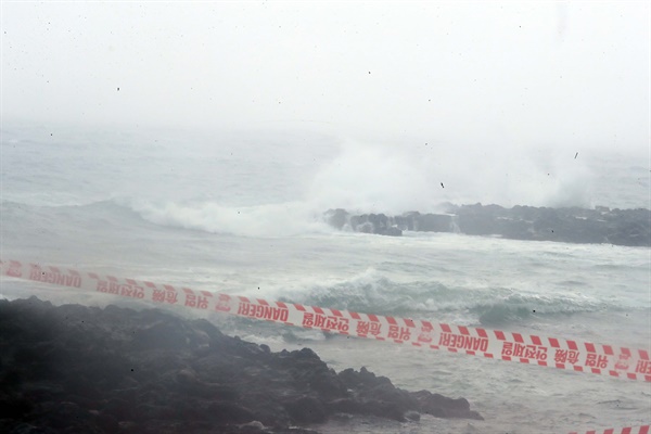 제5호 태풍 '송다'가 제주도 남쪽 먼바다를 거쳐 중국 상하이로 북상하면서 30일 오전 제주 서귀포시 하예동 앞바다에 파도가 치고 있다.