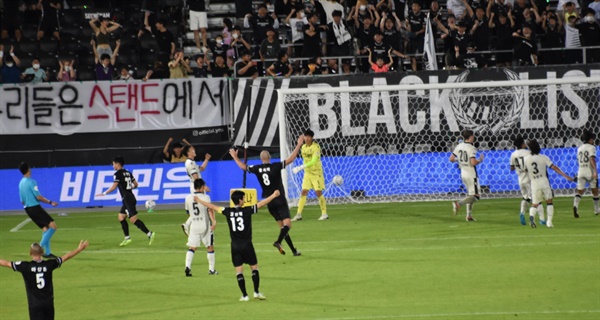  성남 FC 구본철(주심 바로 앞 검은 유니폼)의 3-1 쐐기골이 터진 순간, 대조적인 양 팀 선수들의 반응