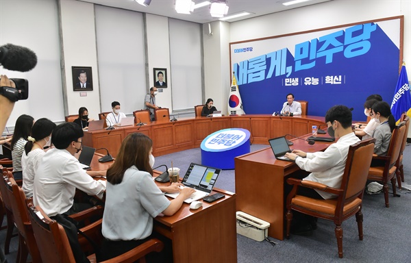  더불어민주당 우상호 비상대책위원장이 31일 국회 본청 당대표회의실에서 기자간담회를 열고 기자들의 질문에 답하고 있다. 