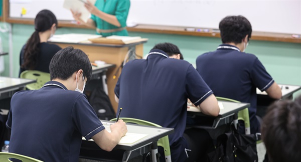 지난 7월 6일, 서울의 한 고등학교 3학년 학생들이 '7월 모의고사'를 보고 있다.