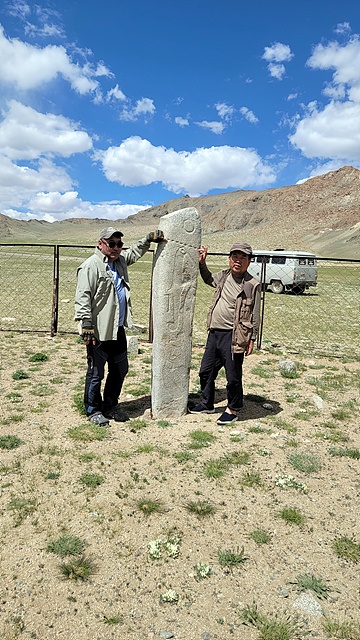 일행을 안내한 몽골가이드 저리거(왼쪽)씨와 박인석씨가 몽골여행 중 만났던 소중한 사슴돌 옆에서 기념촬영했다