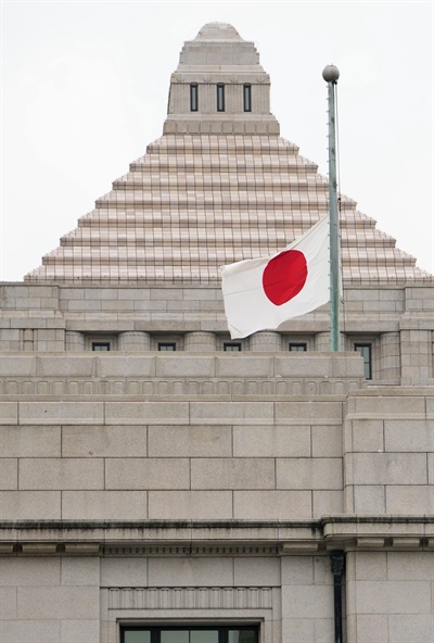 유세 중 총을 맞고 사망한 아베 신조 전 일본 총리의 장례가 진행된 지난 7월 12일 일본 도쿄도 지요다구 소재 일본 국회의사당에 조기가 걸려 있다.