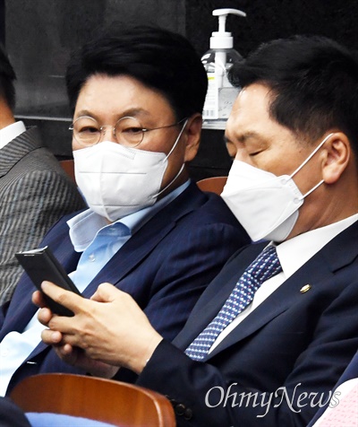 국민의힘 장제원 의원과 김기현 전 대표. 사진은 2022년 8월 1일 오후 국회에서 열린 의원총회 참석 모습.