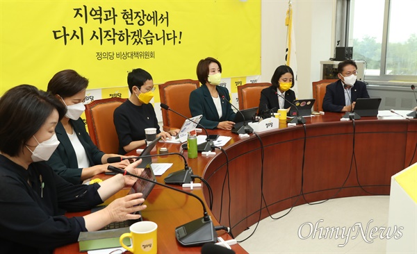 정의당 이은주 비상대책위원장이 2일 서울 여의도 국회에서 열린 의원총회에서 발언하고 있다.
