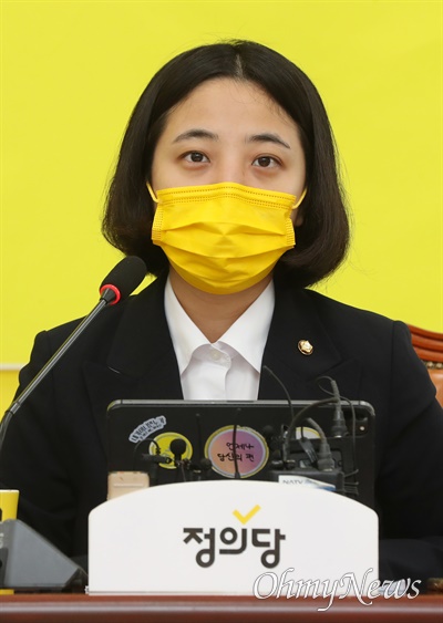 정의당 류호정 의원이 2일 서울 여의도 국회에서 열린 의원총회에서 발언하고 있다.