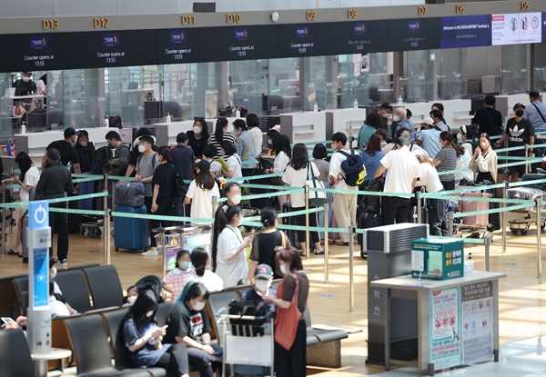 사진은 7월 28일 오후 인천국제공항 제1터미널 출국장에서 여행객들이 출국 소속을 위해 대기하고 있는 모습.