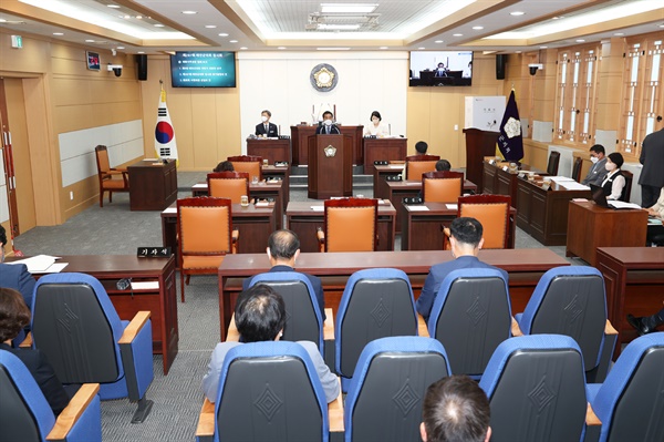 사진은 지난 7월 1일 제9대 태안군의회 전반기 의장으로 선출된 신경철 의장이 당선 수락 인사를 하고 있는 모습.