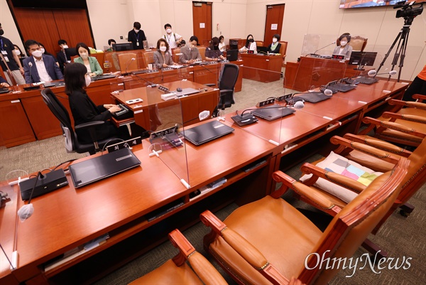  2일 오전 국회 여성가족위원회 전체회의가 국민의힘 의원들이 불참한 가운데 열리고 있다.