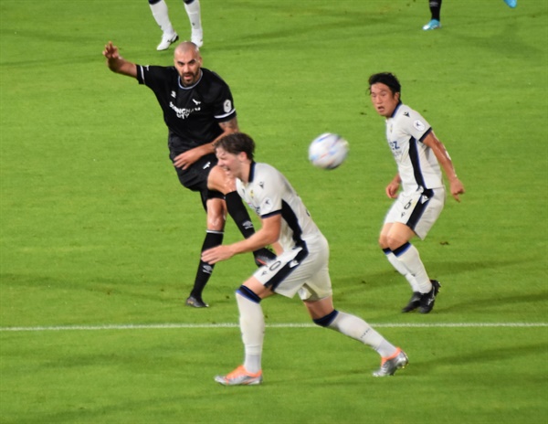  2022. 7. 30 인천 유나이티드 FC와의 홈 게임에서 오른발 슛을 날리는 성남 FC 뮬리치(검정 유니폼)