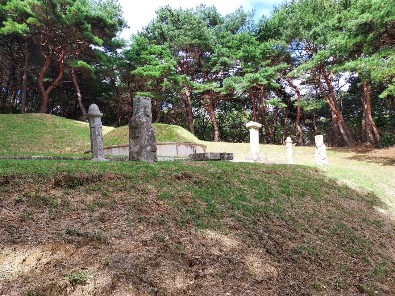 장군 1묘역 278번 묘 옆 대나무 사이로 접어들면 보훈둘레길 노랑길이 나온다. 그곳에 들어가면 바로 사우당 이시담의 묘를 발견할 수 있다. 