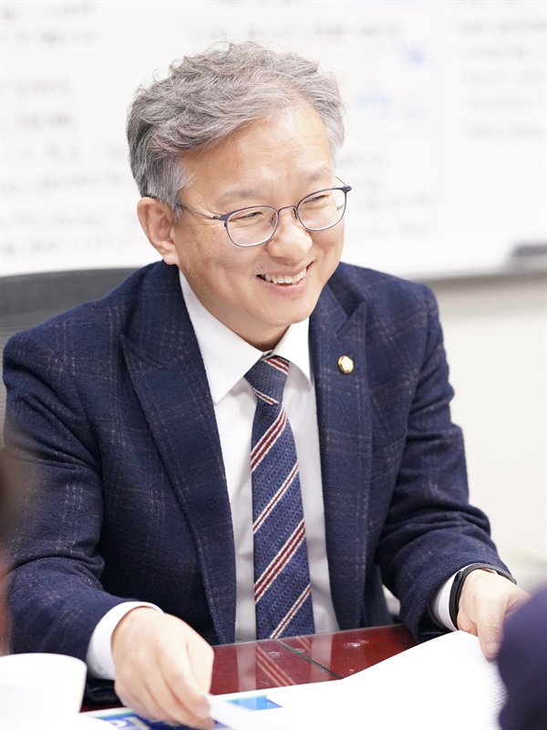오마이뉴스와 인터뷰 중인 권칠승 의원(경기도 화성병)