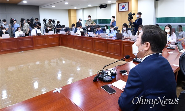 이재명 더불어민주당 당대표 후보가 3일 국회의원회관에서 열린 기자간담회에서 기자들의 질문에 답하고 있다.