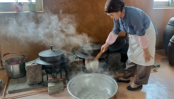 제주도 무형문화재 제3호 오메기술 기능보유자이자 농림식품부 식품명인인 강경순 명인이 오메기술을 만드는 모습

