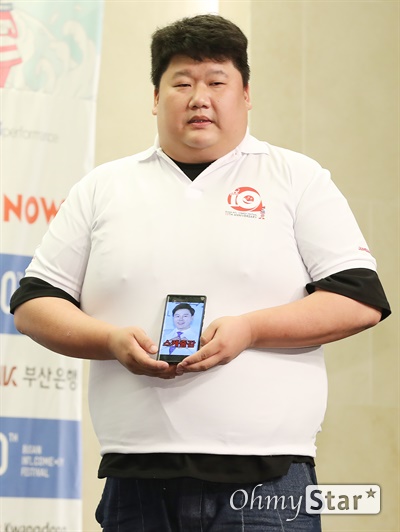 '10회 부코페' 김태원, 변기수 챙기기 '변기수의 목욕쇼'팀의 김태원 코미디언이 3일 오전 서울 마포구의 한 호텔에서 열린 <제10회 부산국제코미디페스티벌> 기자회견에서 일정 상 불참한 변기수 코미디언의 사진을 들고 포토타임을 갖고 있다. <제10회 부산국제코미디페스티벌>은 19일 금요일부터 28일 일요일까지 10일간 부산 일대에서 진행된다.