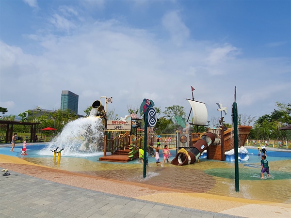 인천 송도국제도시 공원에 조성된 글로벌파크 물놀이장은 고풍적이면서 이색적이고 모험적인 시설들이어서 아이들에게 신기함을 더해주고 있다. 붐비는 주말보다는 한가한 평일에 이용하는 것이 마음껏 물놀이를 즐길 수 있다.