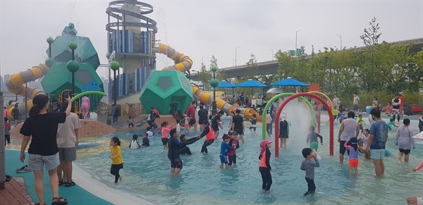 인천 송도국제도시 랜드마크 물놀이장은 이색적이고 가상적인 시설들로 조성돼 있어서 아이들에게는 신기하면서도 모험적인 물놀이를 할 수 있는 곳이다.