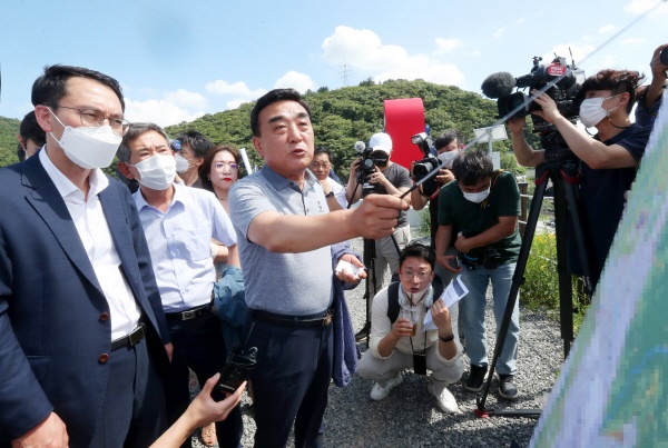  김두겸 울산시장이 3일 북구 박상진 호수공원 전망대에서 울산 지역의 개발제한구역 현황과 문제점 등을 살펴보기 위해 정부에서 방문한 그린벨트(GB) 업무 담당 국토교통부 문성요 국토도시실장에게 울산지역 개발제한 구역의 문제점을 설명하고 개선 방안을 건의하고 있다.