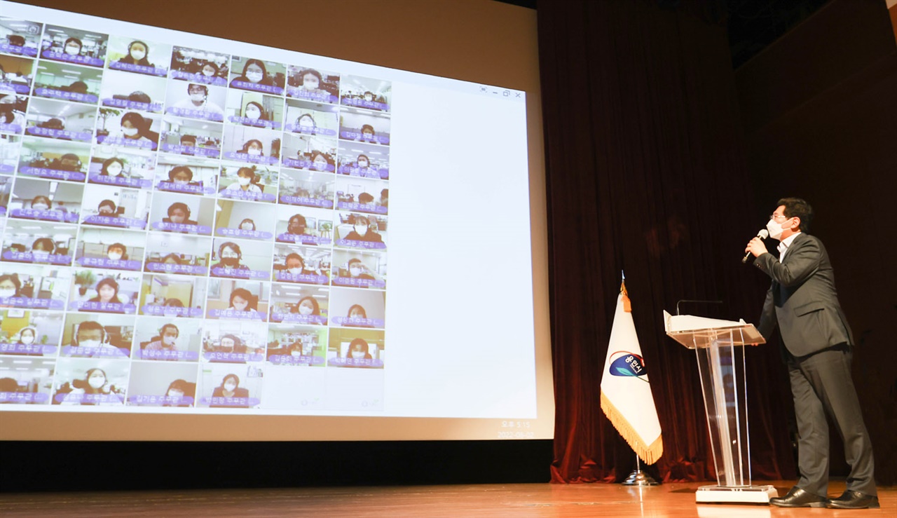 간부회의 축소, 주간업무 취합 폐지 등으로 관료적인 조직문화 개선에 나선 이상일 용인시장이 이번에는 직원들과 격식 없이 대화하는 시간을 가졌다.