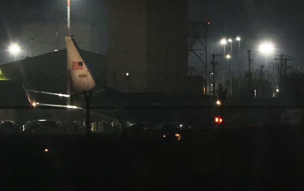 낸시 펠로시 미국 하원의장이 탑승한 비행기가 3일 오후 경기도 평택시 주한미공군 오산기지에 착륙하고 있다. 