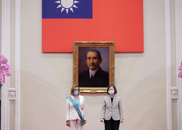 A presidente da Câmara dos Representantes dos EUA, Nancy Pelosi, e a presidente de Taiwan, Tsai Ing-wen, realizaram uma reunião no Gabinete do Presidente em Taipei, Taiwan, no dia 3.