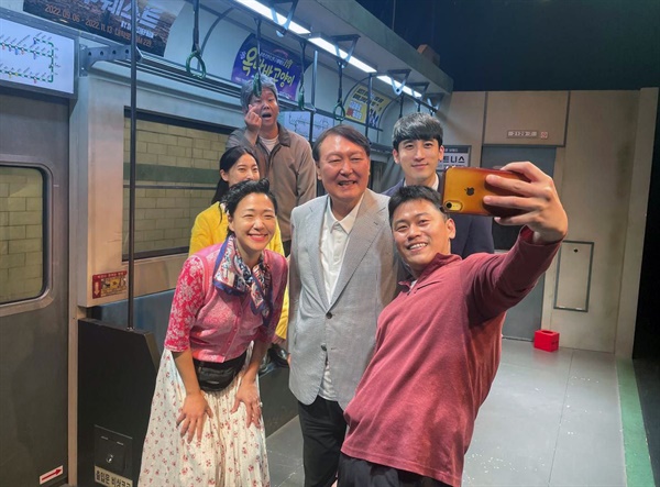 O presidente Yoon Seok-yeol posa para uma foto com os atores depois de assistir à peça Line 2 Tenant em um teatro em Daehangno, Seul, na terceira tarde.