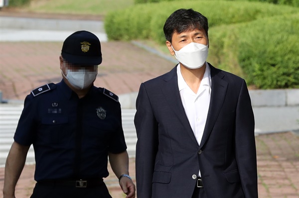 수행비서 김지은씨를 성폭행한 혐의로 3년6개월의 실형을 선고받았던 안희정 전 충남지사가 4일 오전 만기 출소해 경기 여주교도소를 나서고 있다.