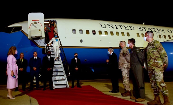미국 권력서열 3위인 낸시 펠로시 하원의장이 3일 오후 경기 오산 미 공군기지에 도착해 필립 골드버그 주한미국 대사, 폴 라카메라 주한미군사령관의 영접을 받고 있다. (사진=주한미국대사관 트위터)