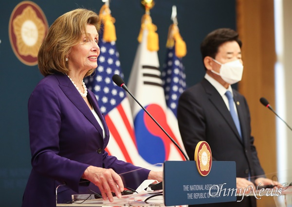 김진표 국회의장과 낸시 펠로시 미국 하원의장이 지난 8월 4일 서울 여의도 국회에서 공동언론 발표를 통해 회담 결과를 발표하는 모습.