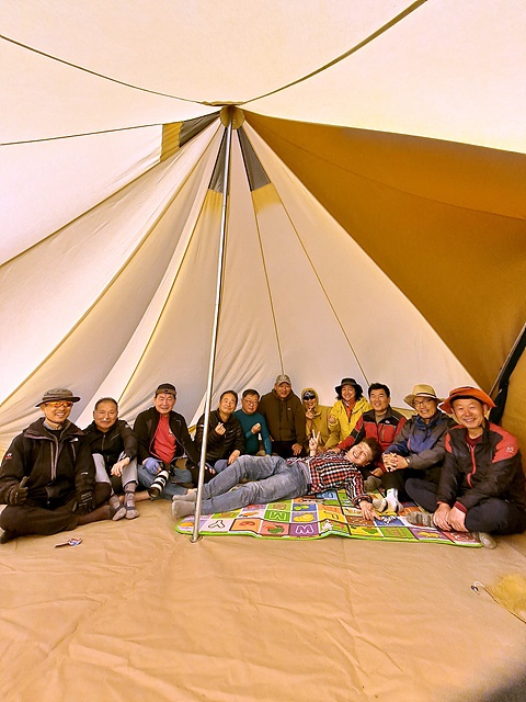 강풍이 불거나 비가오는 궂은 날씨에는 이동하지 못하고 텐트 속에서 몽골에 대한 강의를 들으며 날씨가 좋아지기를 기다렸다. 필자의 몽골강의를 듣는 고조선유적답사단원들 모습 