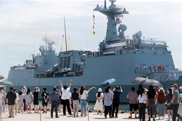 지난 8월 5일 부산 남구 해군작전사령부에서 열린 대한민국 해군 청해부대 38진 강감찬함(DDH-II, 4,400톤급) 출항 환송행사에서 장병들이 가족·친구들과 작별 인사를 나누고 있다.(자료사진).