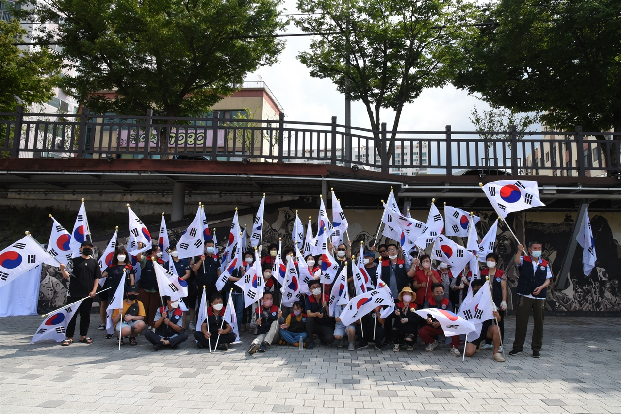한국자유총연맹 대전동구지회는 6일 오전 대전 동구 인동 3.16인동만세로광장 주변 태극기 교체 행사를 진행했다.