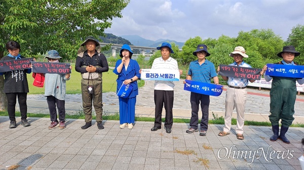 이수진 국회의원과 박창근 가톨릭관동대 교수, 정수근 대구환경운동연합 활동가 등 '현장조사단'이 6일 낙단보 쪽에서 입장을 밝히고 있다.