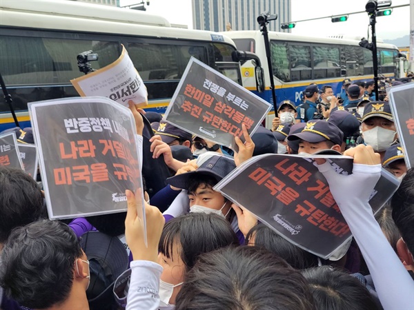 항의서한문 전달을 시도하는 대학생 단원들