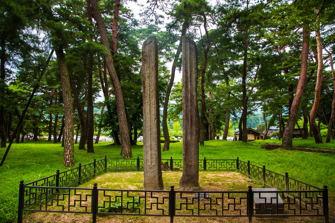  보물 제59호 숙수사지 당간지주. 서원이 세워지기 이전 사찰이 있었다는 증거다. 안향은 숙수사에서 과거 공부를 했다.