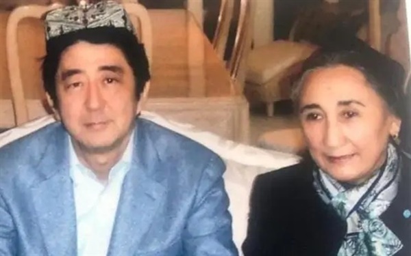 레비야 카디르는 두 차례나 세계위구르대회(World Uyghur Congress) 의장을 지낸 위구르 해방운동의 정신적 지주이다. 90년대의 그녀는 중국 전역을 통틀어 가장 성공한 소수민족 재벌이었다. 그녀의 아키다 그룹은 중앙아의 대규모 무역 네트워크를 통해 막대한 부를 창출했고, 우루무치에 수십 채의 상가와 빌딩, 백화점까지 보유했다. 그러나 99년 공안에 체포돼 장기간 수감생활을 거친 끝에 미국으로 망명했고 이후 그녀의 아키다 그룹은 당국에 의해 공중분해 되었다.  